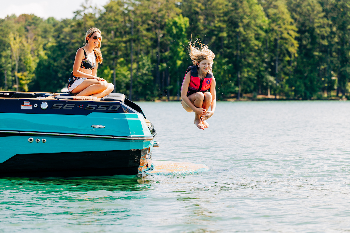 Supra SE lifestyle - jumping off the boat